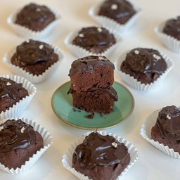 CHOCOLATE POUND CAKE