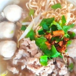 มาม่า  (หมูสับ+ลูกชิ้น)