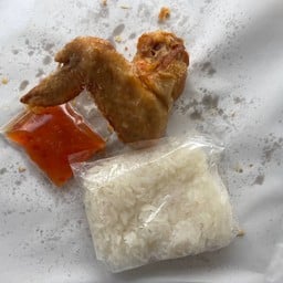 ข้าวเหนียวปีกไก่ทอดกรอบ