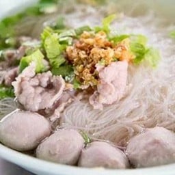 เส้นหมี่น้ำลูกชิ้นหมูสด