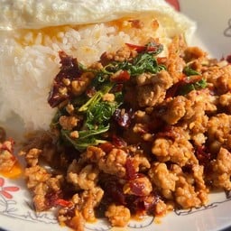 ครัวหลังบ้าน ข้าวกะเพราพริกแห้ง