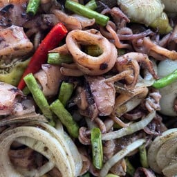 ข้าวปลาหมึกผัด