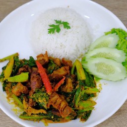 ข้าวราดเครื่องแกงคะน้าหมูกรอบ