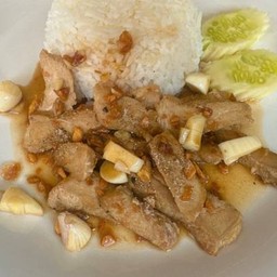 ข้าวหน้าหมูย่างซอสกระเทียม