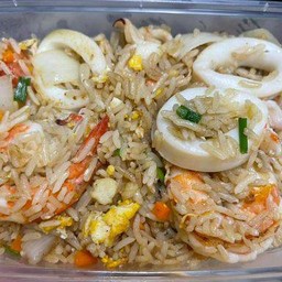 ข้าวผัดทะเลร้อนๆ