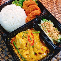 ข้าว-หมูนุ่มผัดผงกะหรี่+ทอดมันปลา