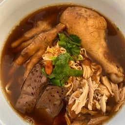 ก๋วยเตี๋ยวไก่ตุ๋น&ข้าวกะเพรา by ปอ