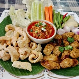 ไส้อั่ว น้ำพริกอ่อง แคปหมู ผัก