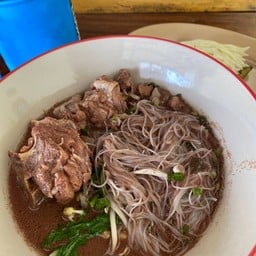 ก๋วยเตี๋ยวเนื้อตุ๋นหมูตุ๋นน้ำคอก
