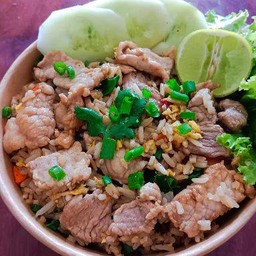 ข้าวผัดหมูชิ้นร้อนๆ