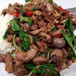 กระเพราเครื่องในไก่