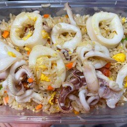 ข้าวผัดปลาหมึกร้อนๆ