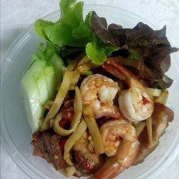 ข้าวกะเพราหน่อไม้หมูกรอบ+กุ้ง