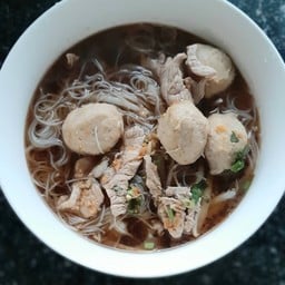 ก๋วยเตี๋ยวคั่วไก่ ครัวบ้านอิ่ม