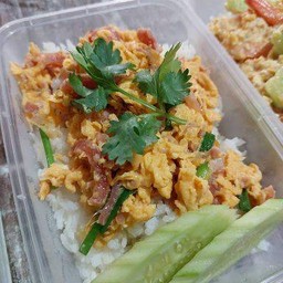 ผัดแหนมใส่ไข่ร้อนๆ