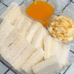 ชุดปังตัดขอบน้ำสลัดโบราณและไก่หยอง