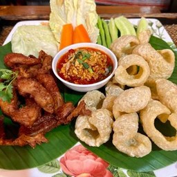หมูทอด น้ำพริกอ่อง แคปหมู ผัก