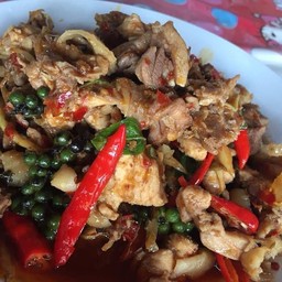 ผัดเผ็ดไก่บ้าน