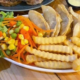 เกี๊ยวซ่าเสิร์ฟพร้อมเฟรนฟราย