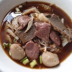 ก๋วยเตี๋ยวเนื้อเตาถ่าน ตา-ยาย 50ปี พระราม4