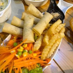 ปอเปี๊ยะกุ้งวุ้นเส้นเสิร์ฟพร้อมเฟรนฟราย