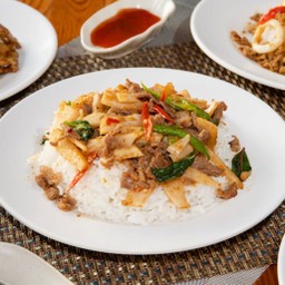 พริกแกงเนื้อหน่อไม้ดองราดข้าว