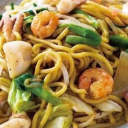 ผัดยากิโซบะกุ้งกับปลาหมึก