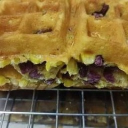 W001.วาฟเฟิลไส้แตก ลูกเกด