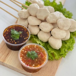 ลูกชิ้นปิ้งน้ำจิ้มอย่างแซ่บ