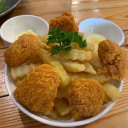 ไก่ป้อปสไปซี่เสิร์ฟพร้อมเฟรนฟราย