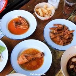 ป.ประทีป ก๋วยเตี๋ยวเรืออยุธยา ณ.บ้านสวนสิงหนคร