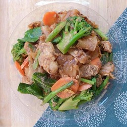 เส้นใหญ่ผัดซีอิ๊ว ไก่