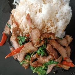 ข้าวกะเพราเนื้อย่าง