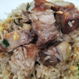 ข้าวผัดหมูกรอบ