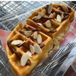 W011.วาฟเฟิลไส้้แตก อัลมอนด์สไลด์ นูเทล่า