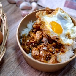 ข้าวหมูกระเทียม + ไข่ดาว