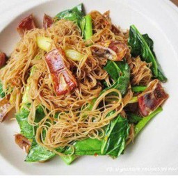 เส้นหมี่ผัดซีอิ้วปลาหมึกกรอบ