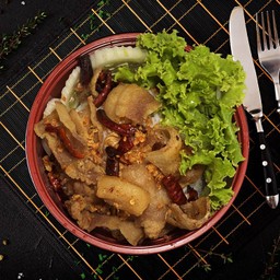 ข้าวหน้าสามชั้นทอดกรอบคั่วพริกแห้ง