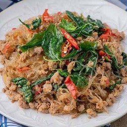 กระเพราหมูสับวุ้นเส้นราดข้าว
