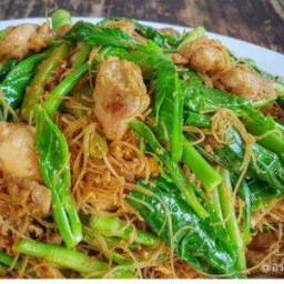 เส้นหมี่ผัดซีอิ้วไก่