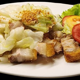 กระหล่ำผัดหมูกรอบ