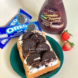 ขนมปังปิ้ง + วิปครีม + โอรีโอ้ + ซอสช๊อคโกแลต
