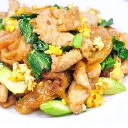 เส้นใหญ่ ผัดซีอิ้วไก่