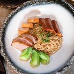 บะหมี่หมูแดง หมูกรอบ เป็ดย่าง