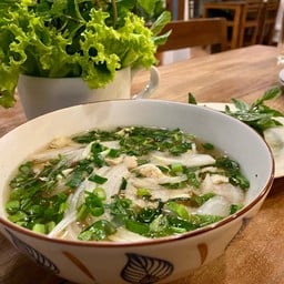 ราคาไม่แพง อร่อยมาก ปกติแพ้ผงชูรสแต่ร้านนี้น้ำซุปดีมาก เส้น และไก่ฉีกทำออกมาดี