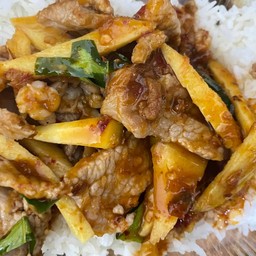 ผัดพริกแกงหน่อไม้ราดข้าว