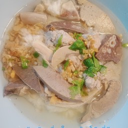 ข้าวต้มเครื่องในหมู