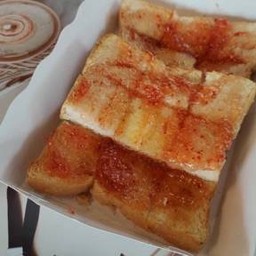 ขนมปังปิ้งแยมสตรอว์เบอร์รี่ 2 แผ่น