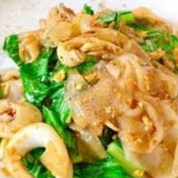 เส้นใหญ่ ผัดซีอิ๊วปลาหมึก