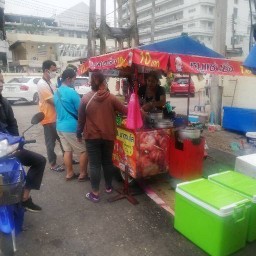 หมูแซ่บพี่วันคนเดิม ตลาดราตรีหลัง รพ.